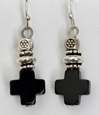Серебряные и черные серьги-кресты с гравировкой. - Изображение 1 из 3