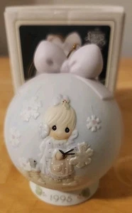 Precious Moments cubre la tierra con su hermoso adorno de porcelana 1995 - Imagen 1 de 14