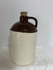 Jarra de whisky de gres de 8”x4” de colección con mango-esmalte de dos tonos hecha en EE. UU. con corcho - Imagen 1 de 7