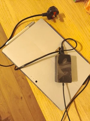 Microsoft Surface Pro 4 – inte/ 128GB / 4GB RAM + Keyboard + Charger – FOR PARTS - Photo 1/4