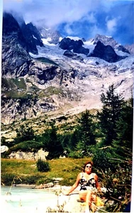 Foto di montagna (Alpi?), 29x18, con bella donna - Imagen 1 de 1