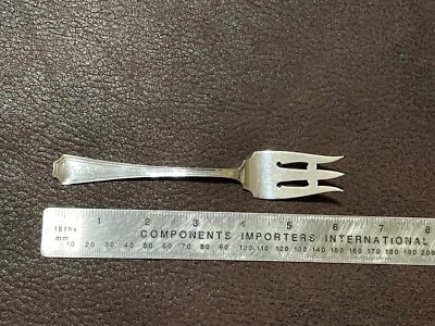 Вилка для рассола Fairfax от Durgin Gorham из чистого серебра в старом стиле. 6" - Изображение 1 из 3