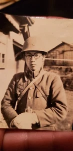 ORIGINAL WWII JAPANESE PHOTO OF SOLDIER WITH SWORD - Picture 1 of 3