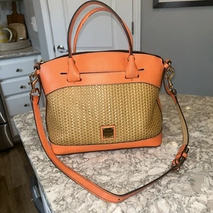 Dooney & Bourke Umhängetasche Beacon koralle orange hellbraun gewebt gewölbt - Bild 1 von 9