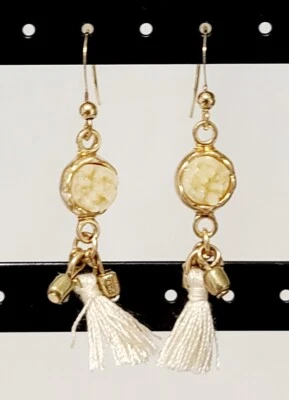 Pendientes colgantes marca Target tono dorado piedra marfil y borla marfil J12-1302 Foto 1 de 4