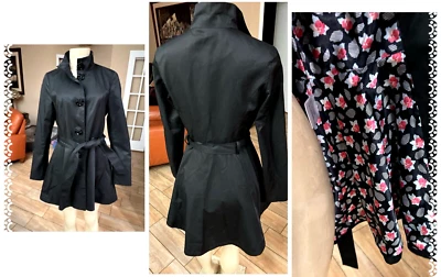 Gabardina BETSEY JOHNSON Peplum con botones de flores negra talla XS bc9 Foto 1 de 4