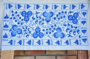 Suzani Tischläufer, Usbekischer Granatapfel Blumenstickerei, Handarbeit, Seide, blau - Bild 1 von 8