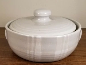 Cazuela Louisville de gres gris claro con patrón a cuadros de 2 cuartos con tapa - Imagen 1 de 12