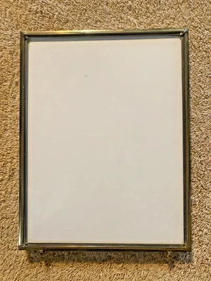 Marco de fotos vintage con patas de bola de latón tono dorado para 6 1/2 x 8 1/2 fotos Foto 1 de 4