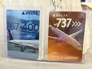 Juego de 2 tarjetas coleccionables de piloto de Delta Airlines en estuches rígidos Boeing 767 y 737 - Imagen 1 de 2