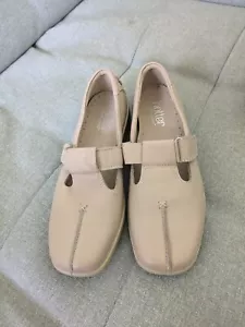 Cream/Beige Leather Hotter Shoes Size 5 T Bar/ Mary Jane Style - Comfort Shoe - Picture 1 of 5
