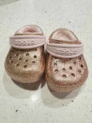 Crocs Niño Niña Talla C4 Oro Rosa Rosa Brillo Zapatos Sandalias Forrados Sherpa Foto 1 de 4