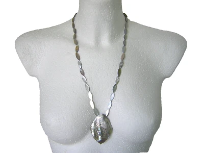 Kette Perlmutt Platten Oval Anhänger geschnitzt Motiv 21,3 g/ca.58 cm - Bild 1 von 4