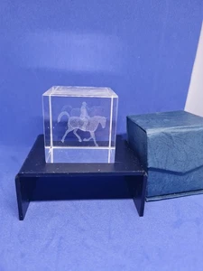 Glas Sport Hologramm Pferd Jockey Briefbeschwerer mit Box - Bild 1 von 3