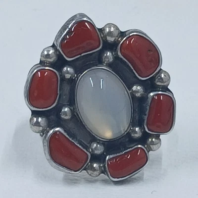 Anillo con racimo de piedra lunar de coral rojo de plata esterlina nativa americana Foto 1 de 4