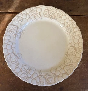 Lot Of Six Metlox Poppytrail Antique White Dinner Plates With Grape Pattern - Picture 1 of 6