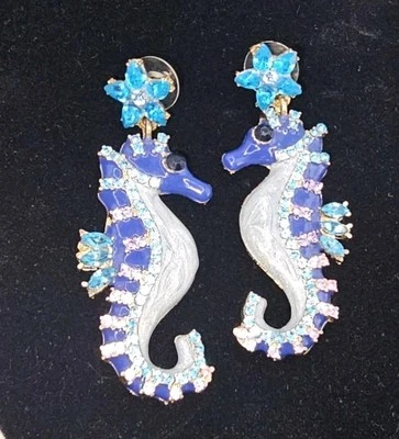 Pendientes colgantes Betsey Johnson dorado púrpura azul y rosa diamantes de imitación caballito de mar Foto 1 de 4