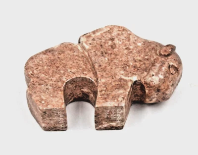 Búfalo de alabastro tallado nativo americano por George Ghose Dog - Firmado por Lakota 1999 Foto 1 de 4