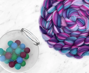 Merino roving, wool top, 100 g, BUBBLEGUM SURPRISE - Picture 1 of 2