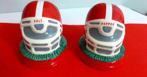The Memory Co. Georgia Bulldogs Ceramic Helmets Salt and Pepper Shakers Cover