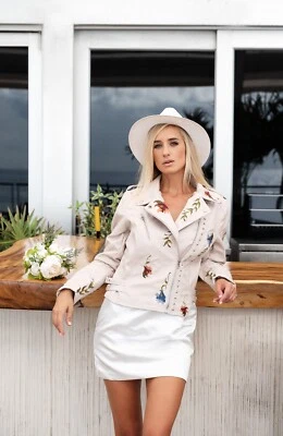 Chaqueta de imitación de cuero con cuello personalizado para novia con flores bordadas, regalo de luna de miel Foto 1 de 4