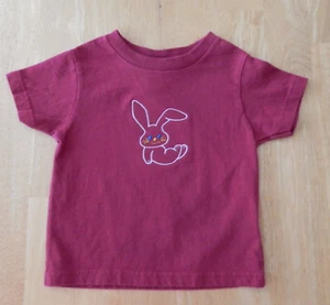 Kinder T-Shirt Kaninchenfelle weinrot mit gesticktem Kaninchen-Design Größe 2 - Bild 1 von 4