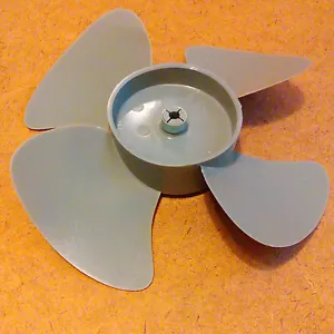 Hoja/hélice de ventilador de plástico de 5 1/2 pulgadas de diámetro. 3/16 pulgadas de diámetro. Rotación CCW. - Imagen 1 de 2