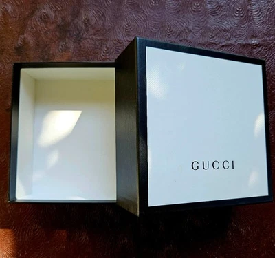 Gucci Blanco/Negro Auténtico Caja de Regalo Vacía 7” x 7” x 2.75” Foto 1 de 4