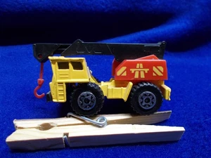 Gru mobile vintage Matchbox gialla #42 con cabina rossa e braccio nero - Foto 1 di 3