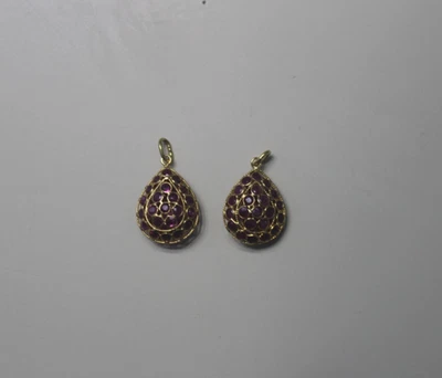 2 maravillosos dijes colgantes de piedras de rubíes y filigrana de oro de 18k Foto 1 de 4