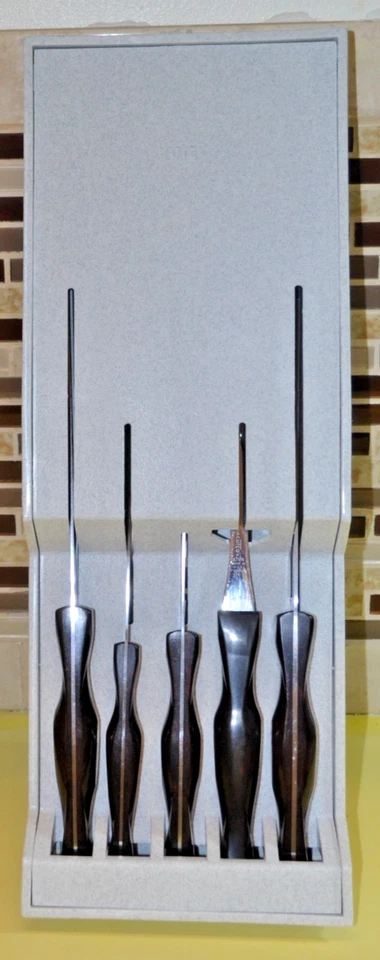 Juego de cocina Cutco - Cuatro cuchillos y un tenedor giratorio con bandeja de almacenamiento Foto 1 de 4