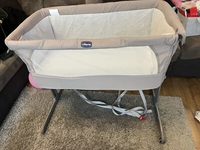 chicco next2me crib with mattress - Image 1 of 4