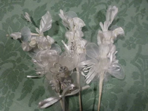 lot fleurs  mercerie ancienne ,blanches 4 tiges de fleurs   chapeau,déco.... - Picture 1 of 4