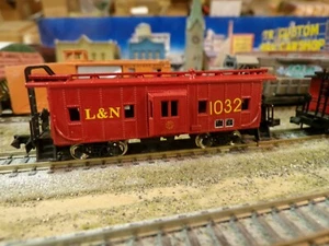 LOUISVILLE & NASHVILLE BAY STYLE #1032 Caboose dipinto personalizzato scala N - Foto 1 di 3