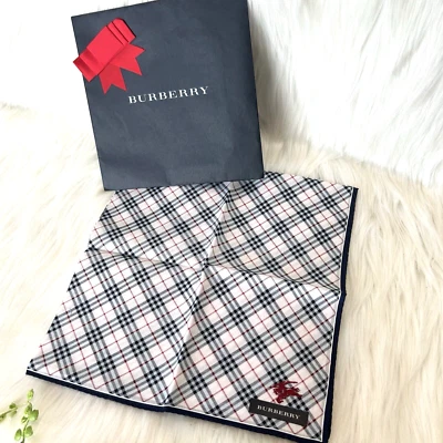 Pañuelo Burberry Nova Check azul marino 19,6 pulgadas x 19,6 pulgadas *sin usar* Foto 1 de 4