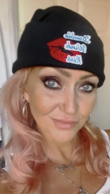 Gorro Toque Doble Guiño Beso 2 Caras Logo Creado por TikTok Estrella Johnny Fever Foto 1 de 4