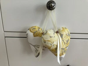 2 x Corazones Colgantes Laura Ashley - Hortensia Manzanilla Hechos a Mano - Imagen 1 de 3