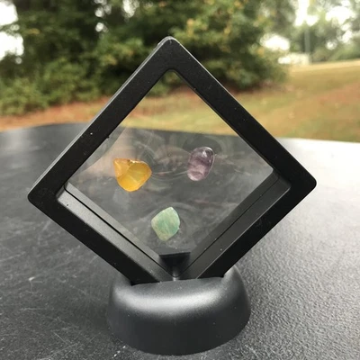 A Pile of Raw Stones + 2 Display Cases - Image 1 of 4