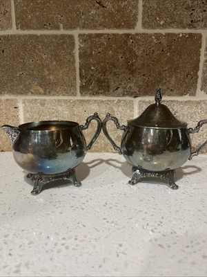 a  Beautiful vintage Oneida silver-plated creamer and sugar bowl set Foto 1 de 4