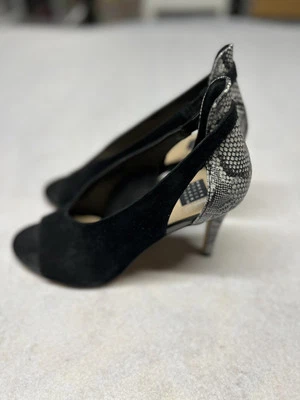 NUEVO SIN CAJA White House Black Market 9M Grace Gamuza Piel de Serpiente Negro Punta Abierta Tacón Bomba Foto 1 de 4