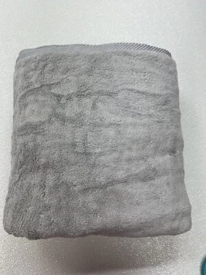 Sábana de baño Matouk Milagro 40"L x 70"W color plata segunda mano defectos Foto 1 de 4