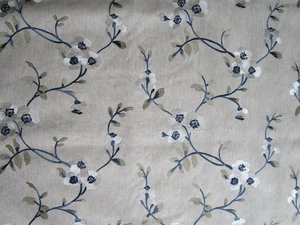 5 Yards bestickt Apfel Kirsch Blumen auf Beoge Leinen Poly Stoff STOUT OUTSHINE - Bild 1 von 9