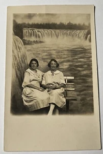 1907 Due DONNE su panchina CASCATA sfondo RPPC foto reale cartolina divertente - Foto 1 di 8