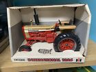 Original 1/16 Ertl IH Farmall 1026 Golden Demonstrator jouet tracteur dans sa boîte 