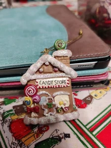 Tienda de dulces de jengibre 3" adorno de Navidad - Imagen 1 de 4