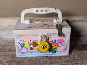 Precioso banco de caja de monedas de plástico rosa de 4 pulgadas de largo con cerradura y llave - Imagen 1 de 2