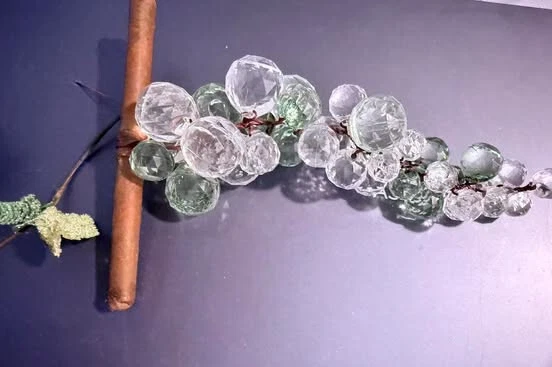 Aglomerado de uvas vintage acrílico MCM transparente com haste - aproximadamente 5 1/2” - Imagem 1 de 4