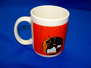 Novedad Taza de Café Halloween, Arañas, Murciélagos, Tumbas y Zombis Usada - Imagen 1 de 21