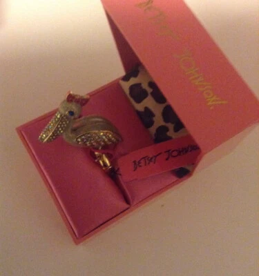 Anillo elástico Betsey Johnson Ivy League pelícano tono dorado en caja rosa precio de venta sugerido por el fabricante 75 USD Foto 1 de 4