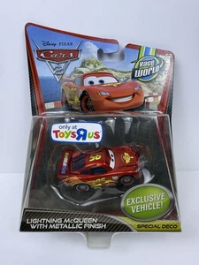 Disney Cars 2 Lightening McQueen nuovo con scatola con finitura metallica giocattoli esclusivi "R" Us - Foto 1 di 8